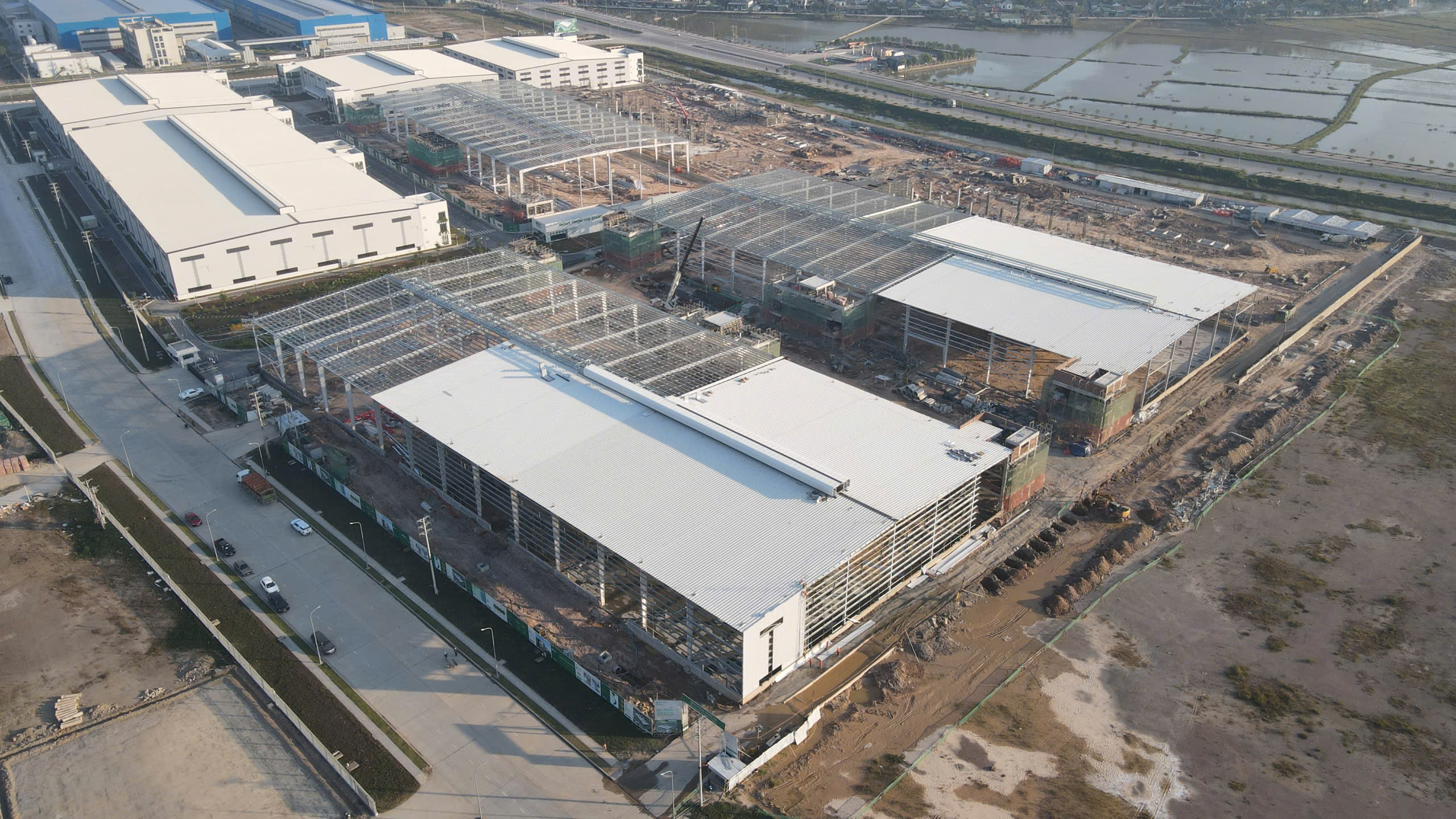 TỪ CÔNG TRƯỜNG DỰ ÁN SOILBUILD NGHỆ AN: ĐÔNG Á TRIỂN KHAI HỆ THỐNG TÔN BAO CHE, TIẾN ĐỘ ĐẠT 70%